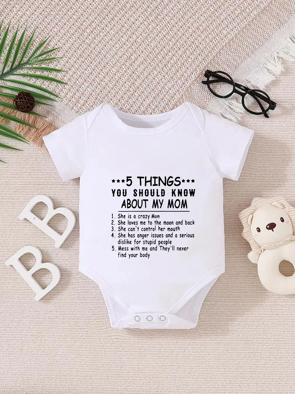 Playful letter-printed baby short-sleeve triangle bodysuit. Button closure for easy dressing, machine washable
Playful letter-printed baby short-sleeve triangle bodysuit. Button closure for easy dressing, machine washable
