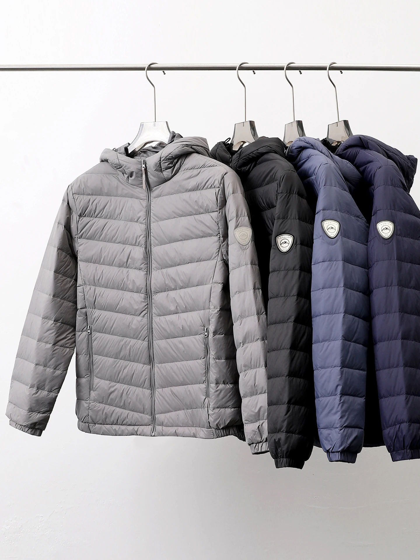 Теплая пуховая куртка для активного отдыха, мужская легкая осенне-зимняя куртка с капюшоном, повседневная модная куртка из полиэфирного волокна
Теплая пуховая куртка для активного отдыха, мужская легкая осенне-зимняя куртка с капюшоном, повседневная модная куртка из полиэфирного волокна