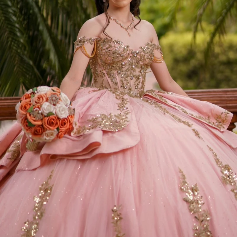 Pink Shiny Ball Gown Quinceanera Dresses Gold Applique Lace Beading Crystal Bow Tull Corset Off The Shoulder Sweet 16 Dress vest
Pink Shiny Ball Gown Quinceanera Dresses Gold Applique Lace Beading Crystal Bow Tull Corset Off The Shoulder Sweet 16 Dress vest