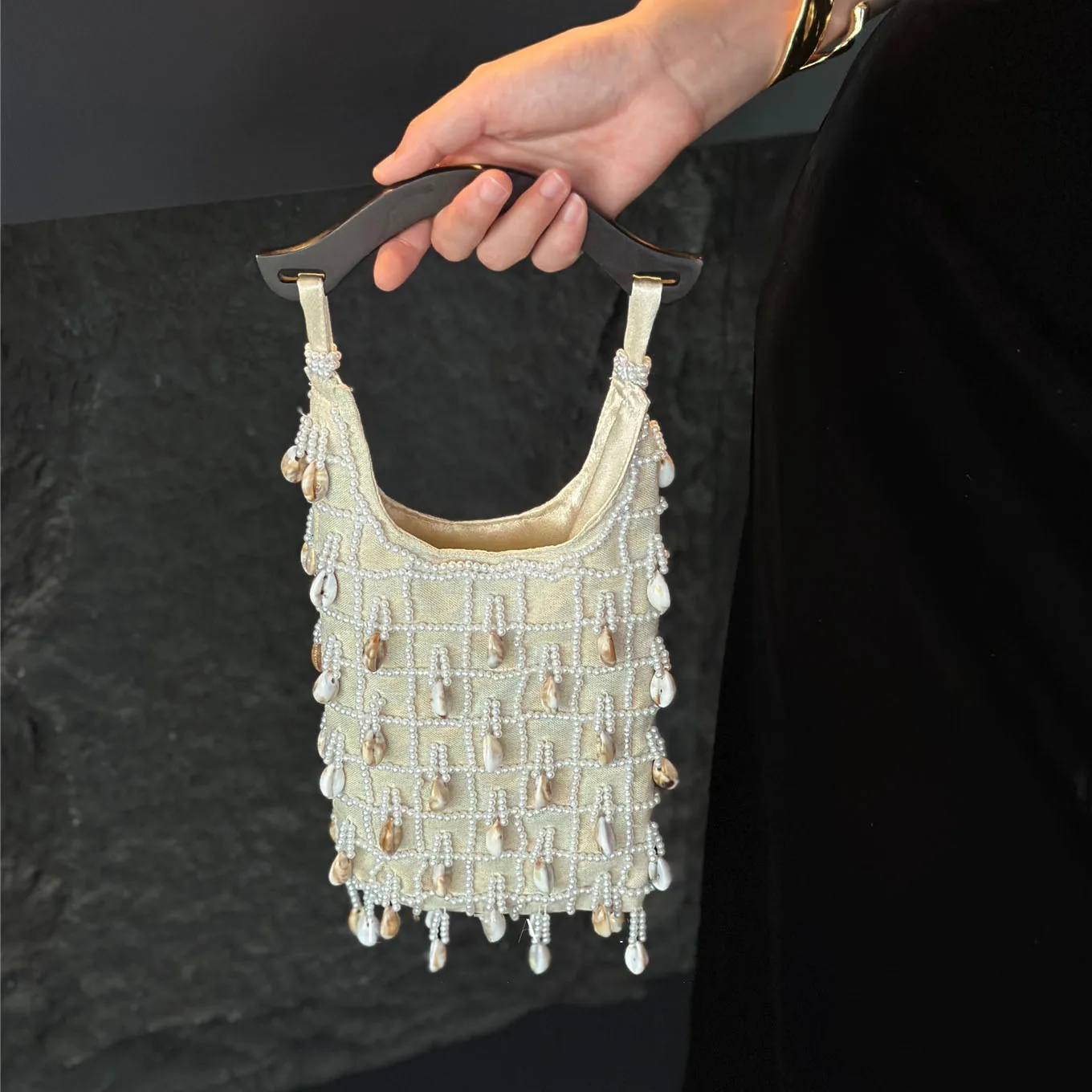French Shell Bead Tassel Handbag For Women Fashion Elegant Retro Vacation Style Mesh Woven Dress Wooden Handle Clutch Bags
French Shell Bead Tassel Handbag For Women Fashion Elegant Retro Vacation Style Mesh Woven Dress Wooden Handle Clutch Bags
