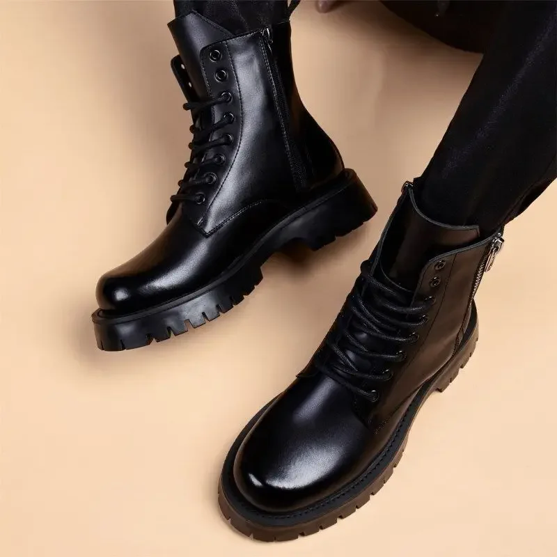  Мужские черные байкерские рабочие ботинки из натуральной кожи с противоскользящей флисовой подкладкой, теплые новые осенне-зимние ботинки на шнуровке в британском стиле на молнии
Мужские черные байкерские рабочие ботинки из натуральной кожи с противоскользящей флисовой подкладкой, теплые новые осенне-зимние ботинки на шнуровке в британском стиле на молнии 