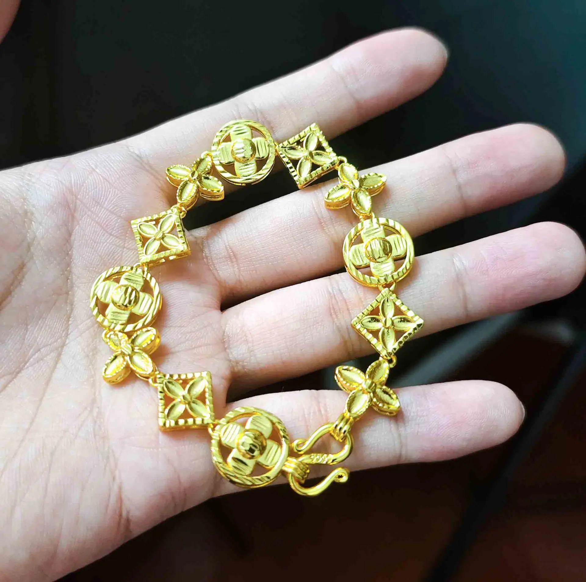 Luxury 24K 9999 Pure Gold real gold Women's Ins Fashion All-match Exquisite Lucky Grass Bracelet
Luxury 24K 9999 Pure Gold real gold Women's Ins Fashion All-match Exquisite Lucky Grass Bracelet