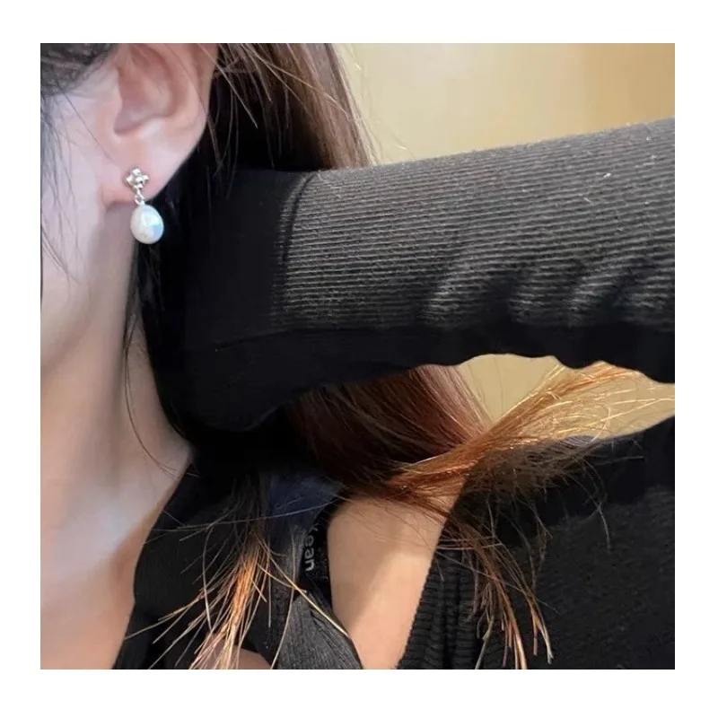 The New Popular Ouyang Nana Pearl Stud Earrings of The Same Style Are Fashionable and Versatile Cross Small Flower Freshwater Pe
The New Popular Ouyang Nana Pearl Stud Earrings of The Same Style Are Fashionable and Versatile Cross Small Flower Freshwater Pe