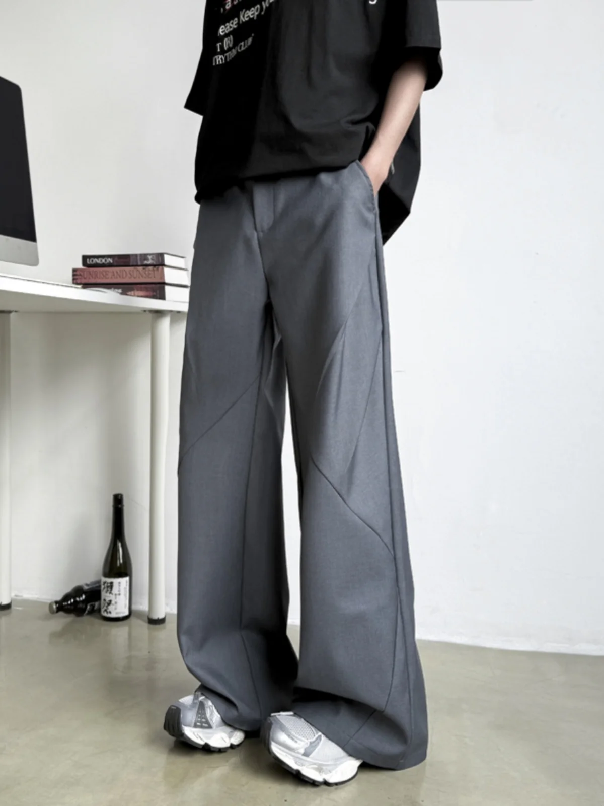 Men's Loose Wide Leg Casual Trousers Spring Trend High Street Cleanfit Knife Pleated Design Straight Cut Long Pants
Men's Loose Wide Leg Casual Trousers Spring Trend High Street Cleanfit Knife Pleated Design Straight Cut Long Pants