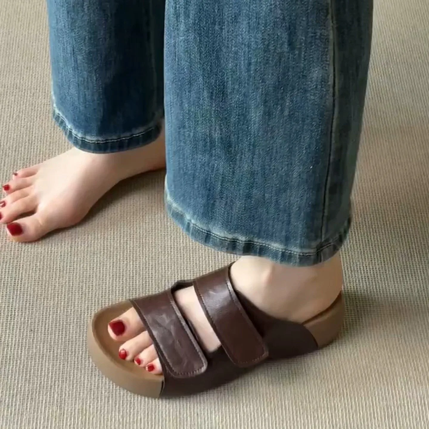 Women's Retro Buckle Strap Platform Slide Sandals PU Leather Mid Heel Open Toe Slippers Comfort Non Slip Outdoor Beach Shoes
Women's Retro Buckle Strap Platform Slide Sandals PU Leather Mid Heel Open Toe Slippers Comfort Non Slip Outdoor Beach Shoes