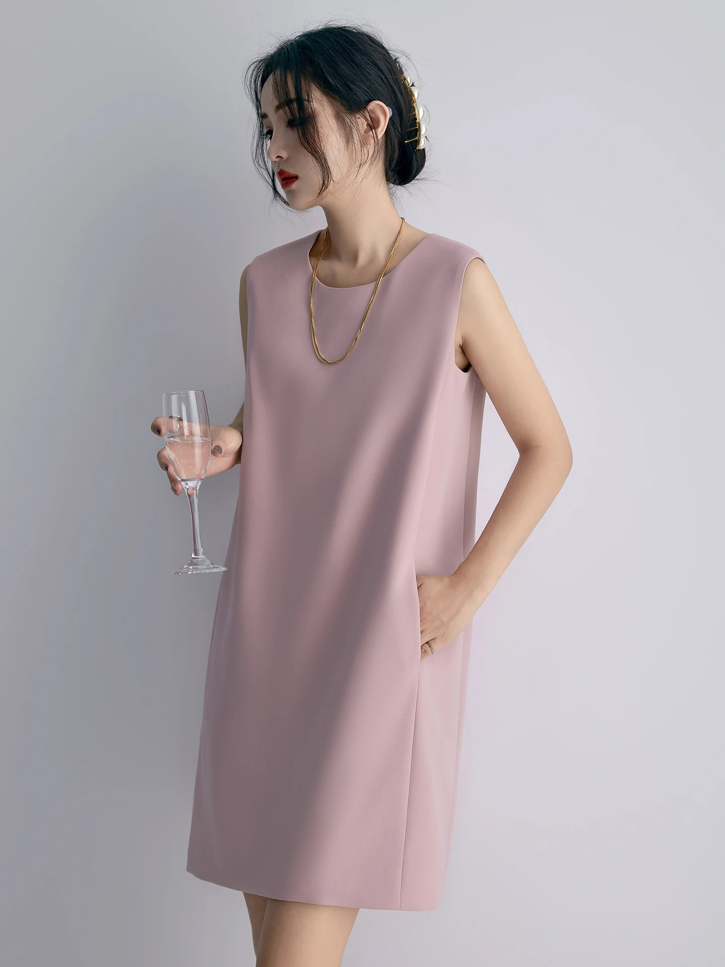 Pink Sleeveless Straight Cut Dress Simple Commute Style Three-acetate Blended Fabric JI Simple A-line Skirt for Women
Pink Sleeveless Straight Cut Dress Simple Commute Style Three-acetate Blended Fabric JI Simple A-line Skirt for Women