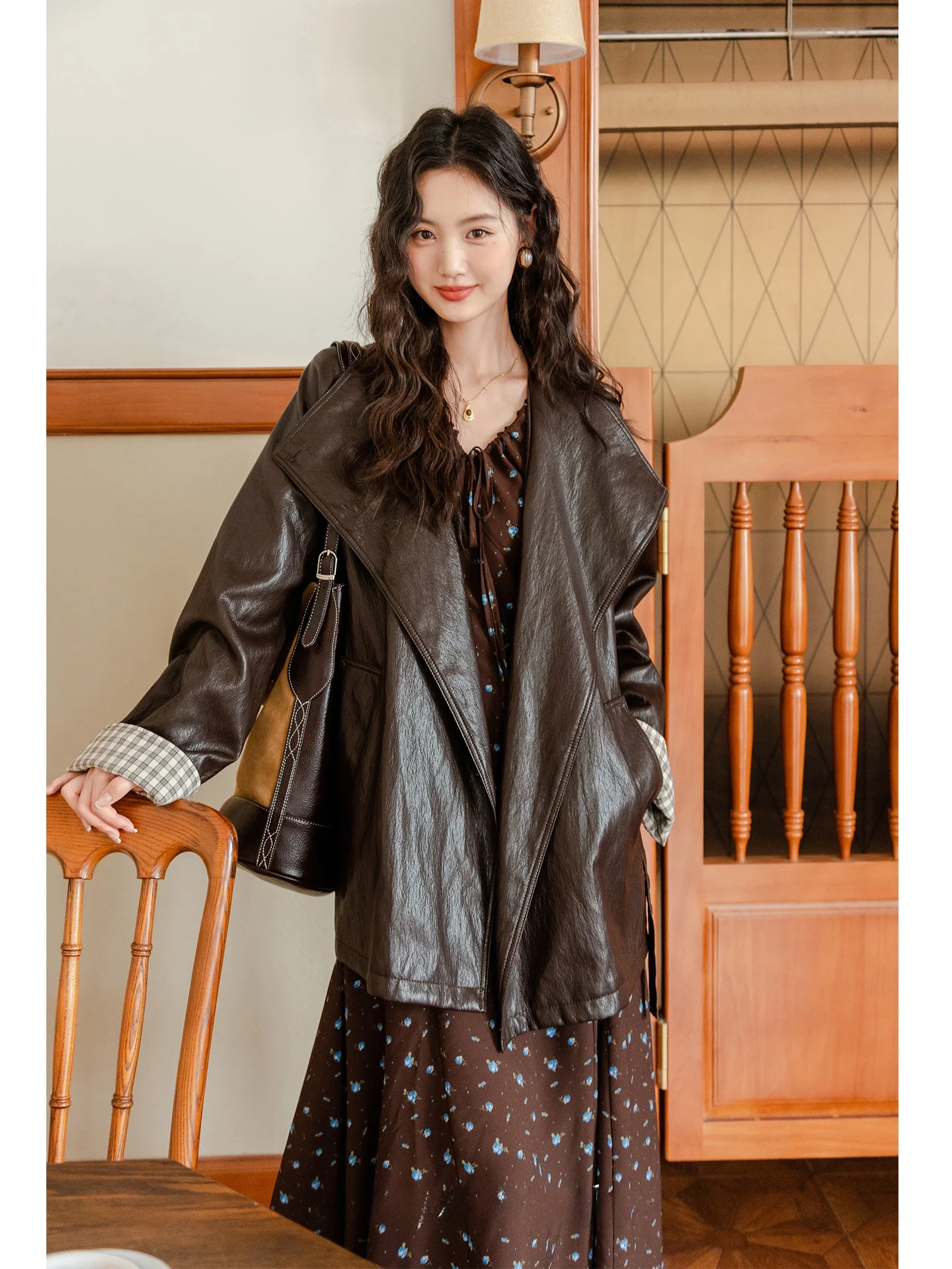 Шикарная коричневая женская кожаная куртка с флисовой подкладкой, утепленная, с завышенной талией, длинная, осенне-зимняя, новая, винтажная, свободного кроя
Шикарная коричневая женская кожаная куртка с флисовой подкладкой, утепленная, с завышенной талией, длинная, осенне-зимняя, новая, винтажная, свободного кроя