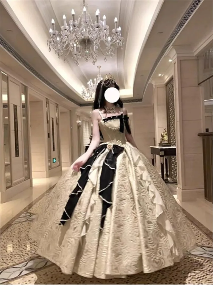 A light luxury champagne-colored halter dress for the coming-of-age ceremony host
A light luxury champagne-colored halter dress for the coming-of-age ceremony host