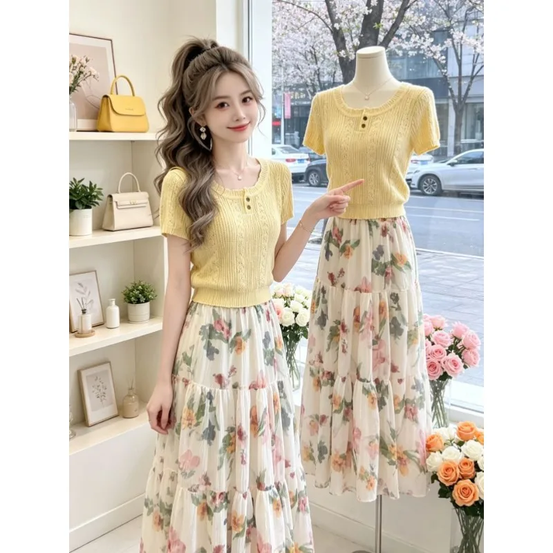 Women's Summer Fashion Thin Knit T-Shirts Print Floral Skirts Two Piece Set Lady Korean Graceful Short Sleeve Tops Skirt Suits
Women's Summer Fashion Thin Knit T-Shirts Print Floral Skirts Two Piece Set Lady Korean Graceful Short Sleeve Tops Skirt Suits