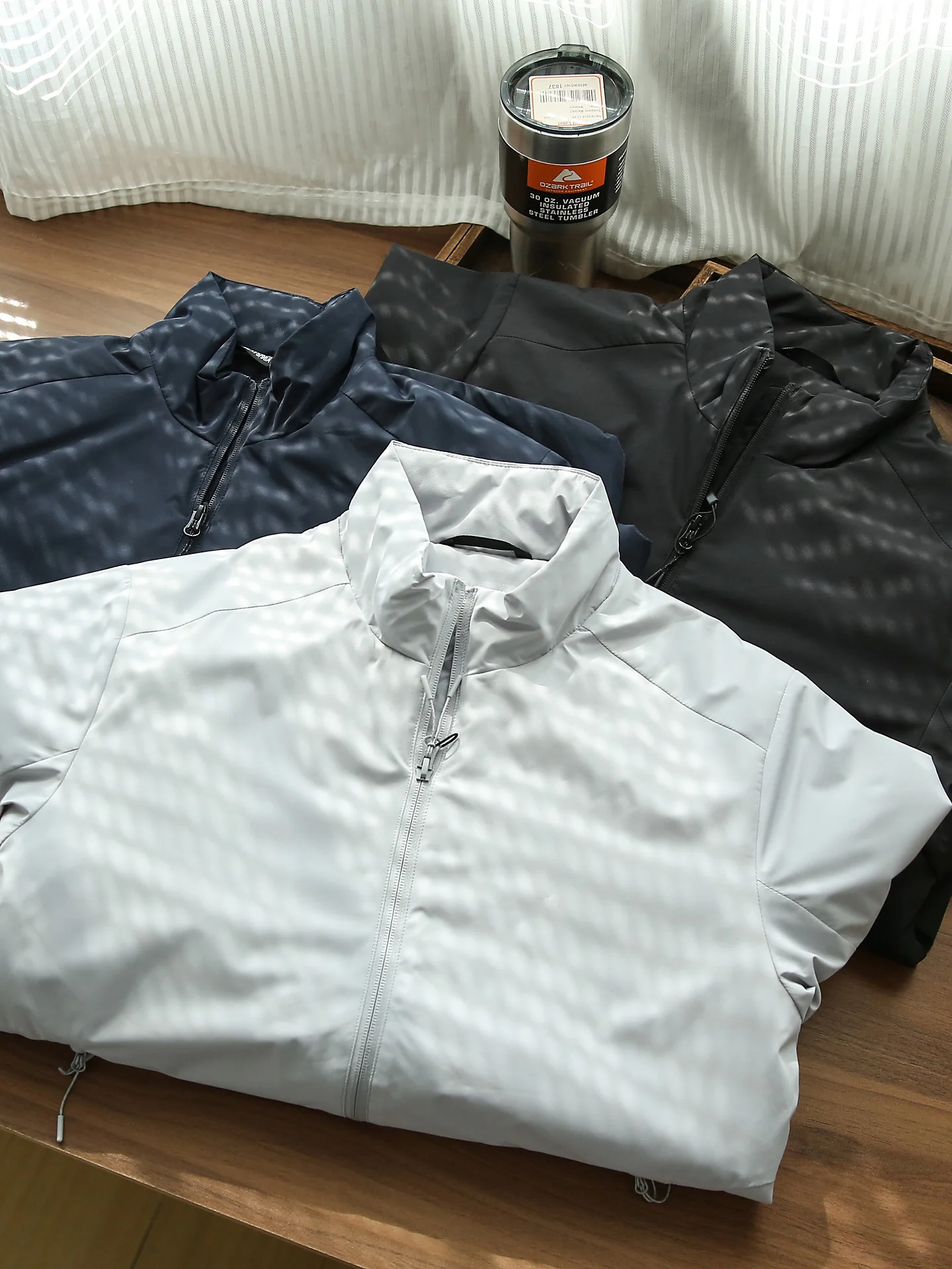 Новая осенне-зимняя мужская повседневная хлопковая куртка для активного отдыха: легкая, теплая, водоотталкивающая, с воротником-стойкой, универсальная, модная
Новая осенне-зимняя мужская повседневная хлопковая куртка для активного отдыха: легкая, теплая, водоотталкивающая, с воротником-стойкой, универсальная, модная