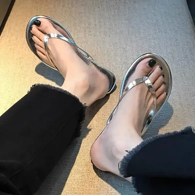 Шлепанцы, женские шлепанцы, уличные нескользящие пляжные сандалии, новые летние женские тапочки, большие размеры 43
Шлепанцы, женские шлепанцы, уличные нескользящие пляжные сандалии, новые летние женские тапочки, большие размеры 43