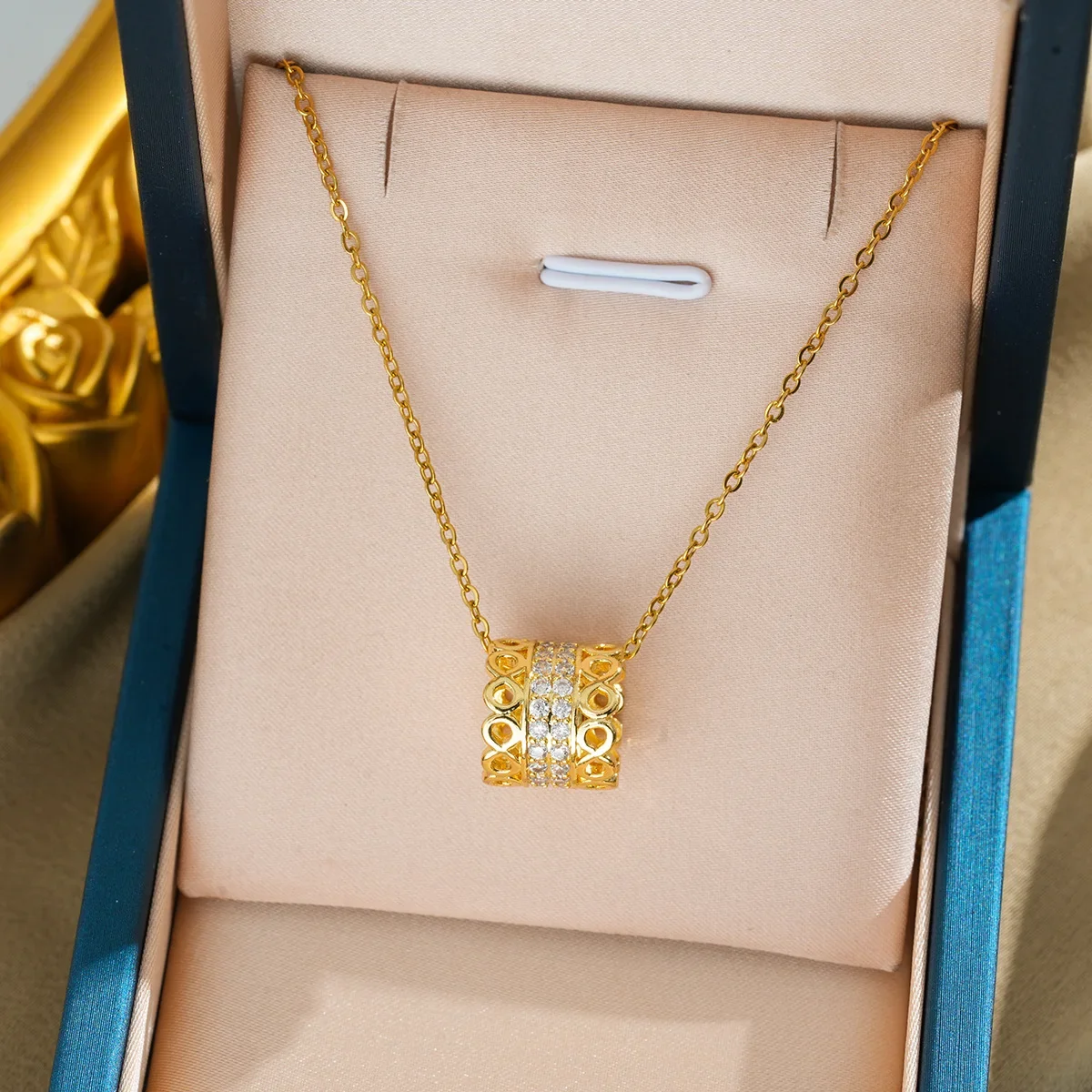Slightly diamond-encrusted ring, fashionable and versatile, gold bar diamond edge pearl titanium steel necklace
Slightly diamond-encrusted ring, fashionable and versatile, gold bar diamond edge pearl titanium steel necklace