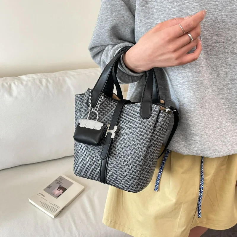 Korean Style High-End Fashion Bucket Bag Summer New Arrival Niche Minimalist Casual Crossbody Bag
Korean Style High-End Fashion Bucket Bag Summer New Arrival Niche Minimalist Casual Crossbody Bag