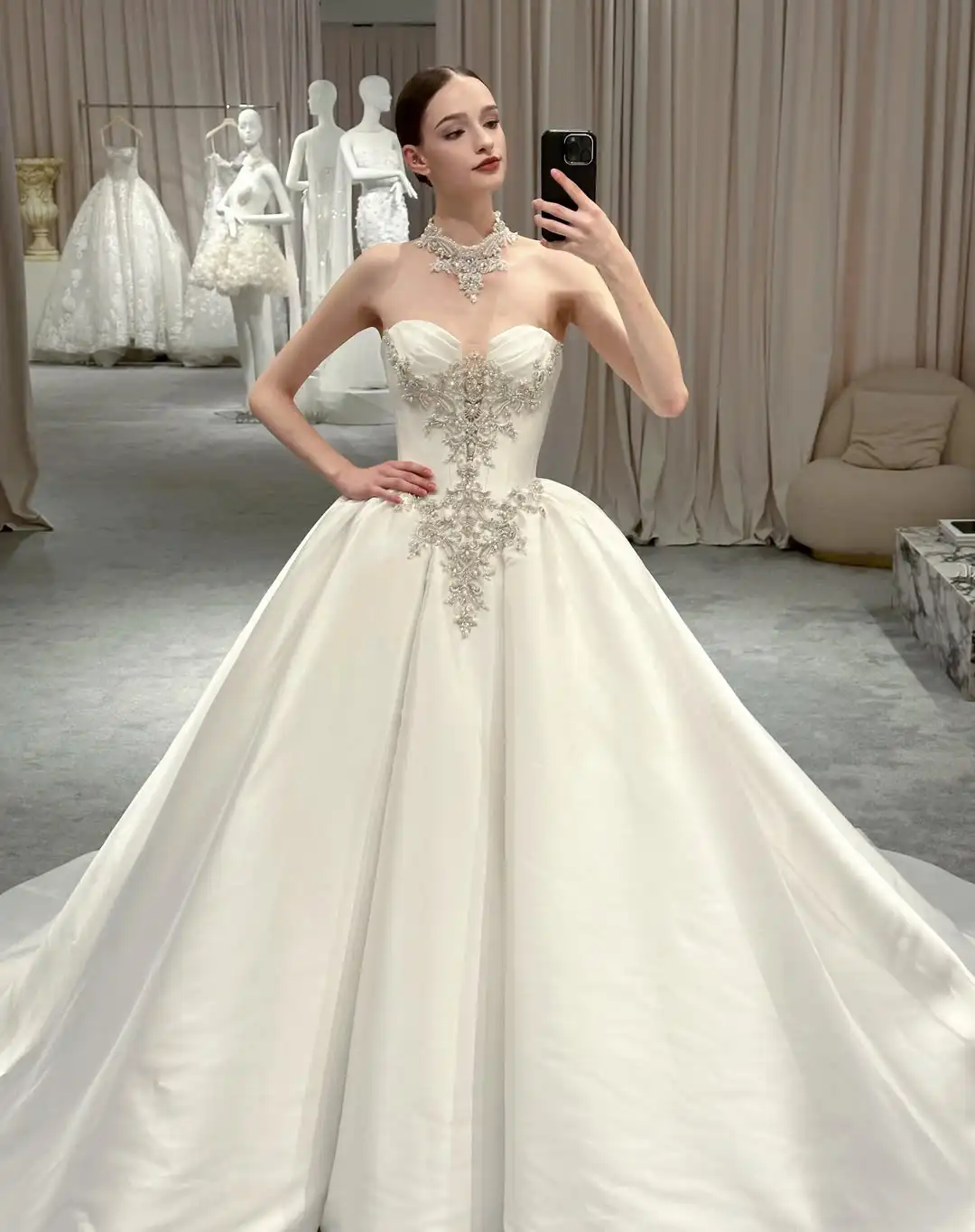 Luxury Satin Ball Gown Wedding Dress for Bride 2026 Sweetheart Neck Crystal Beaded Princess Bridal Gown Long Train Custom Made
Luxury Satin Ball Gown Wedding Dress for Bride 2026 Sweetheart Neck Crystal Beaded Princess Bridal Gown Long Train Custom Made