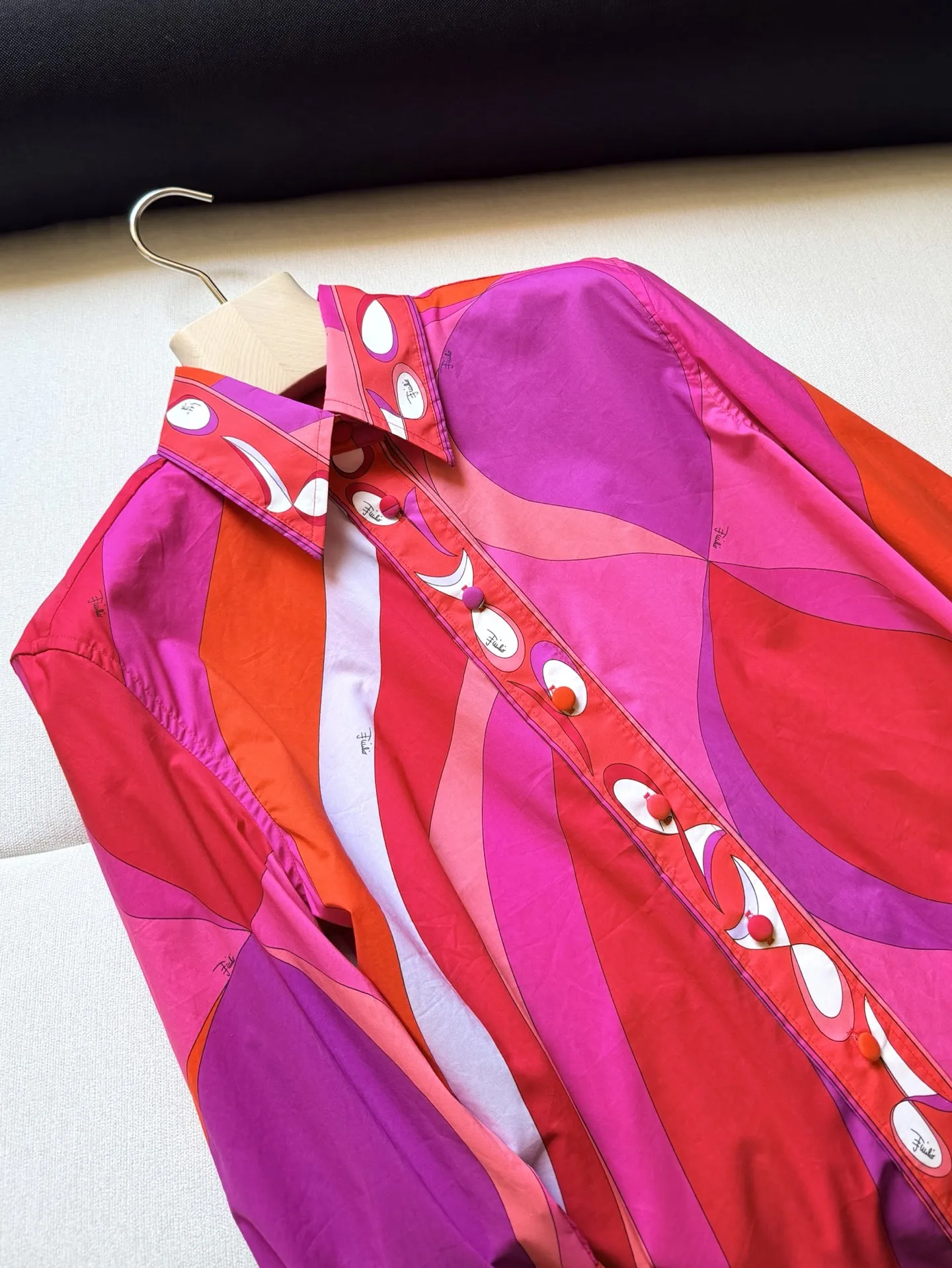 Women Red Geometric Pattern Printed Turn-Down Collar Single Breasted Long Sleeve Shirt
Women Red Geometric Pattern Printed Turn-Down Collar Single Breasted Long Sleeve Shirt