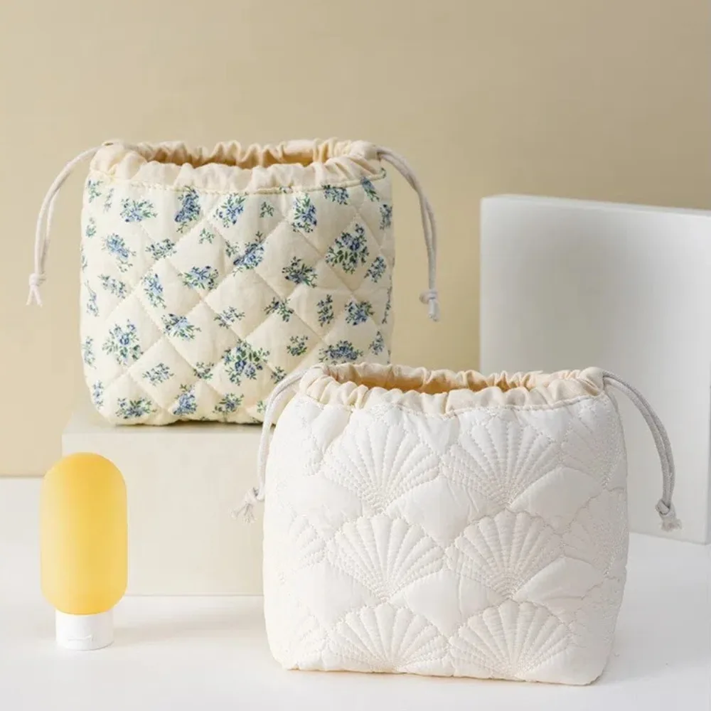 Portable Vintage Flower Makeup Bag Large Capacity Handbag Cosmetic Storage Bag Drawstring Quilted Bag Women 
Portable Vintage Flower Makeup Bag Large Capacity Handbag Cosmetic Storage Bag Drawstring Quilted Bag Women