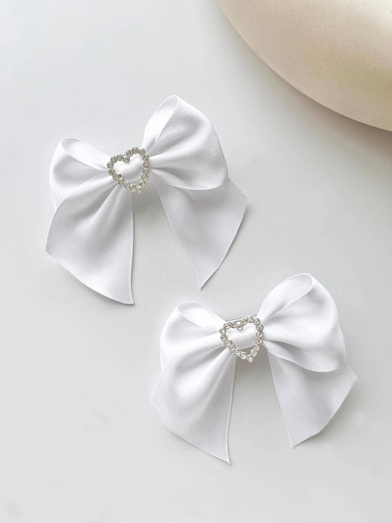 White high-end, exquisite heart-shaped rhinestone bow hairpin for women, a fashionable and versatile hair accessory.
White high-end, exquisite heart-shaped rhinestone bow hairpin for women, a fashionable and versatile hair accessory.
