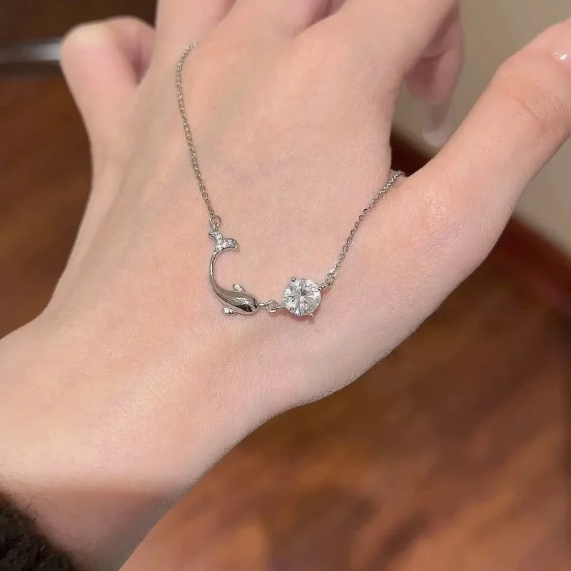 The light, luxurious and shiny zircon dolphin necklace is a jewelry gift for women's New Year and Christmas gatherings
The light, luxurious and shiny zircon dolphin necklace is a jewelry gift for women's New Year and Christmas gatherings