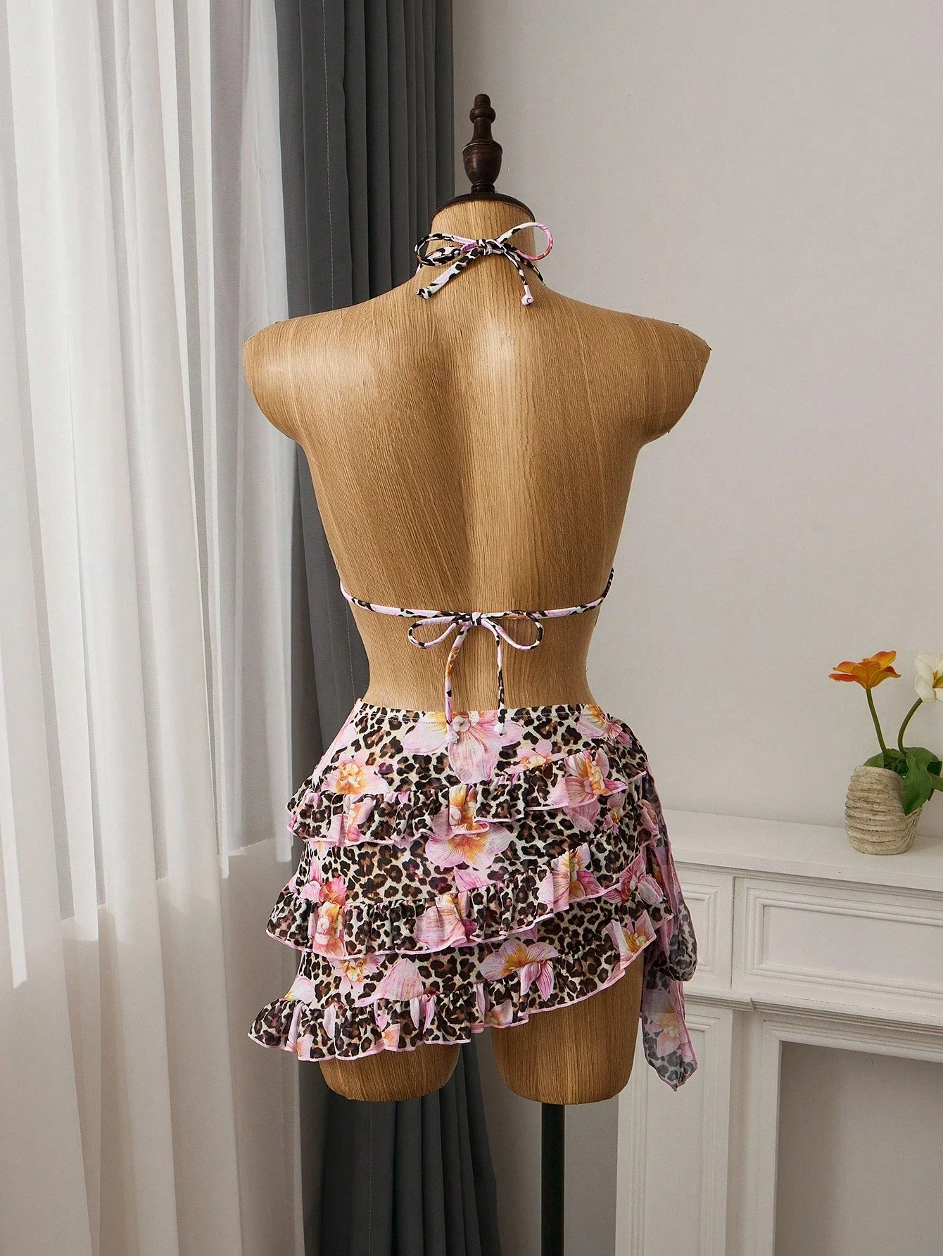 Комплект бикини из 3 предметов с леопардовым и цветочным принтом и юбкой с рюшами для пляжного отдыха
Комплект бикини из 3 предметов с леопардовым и цветочным принтом и юбкой с рюшами для пляжного отдыха