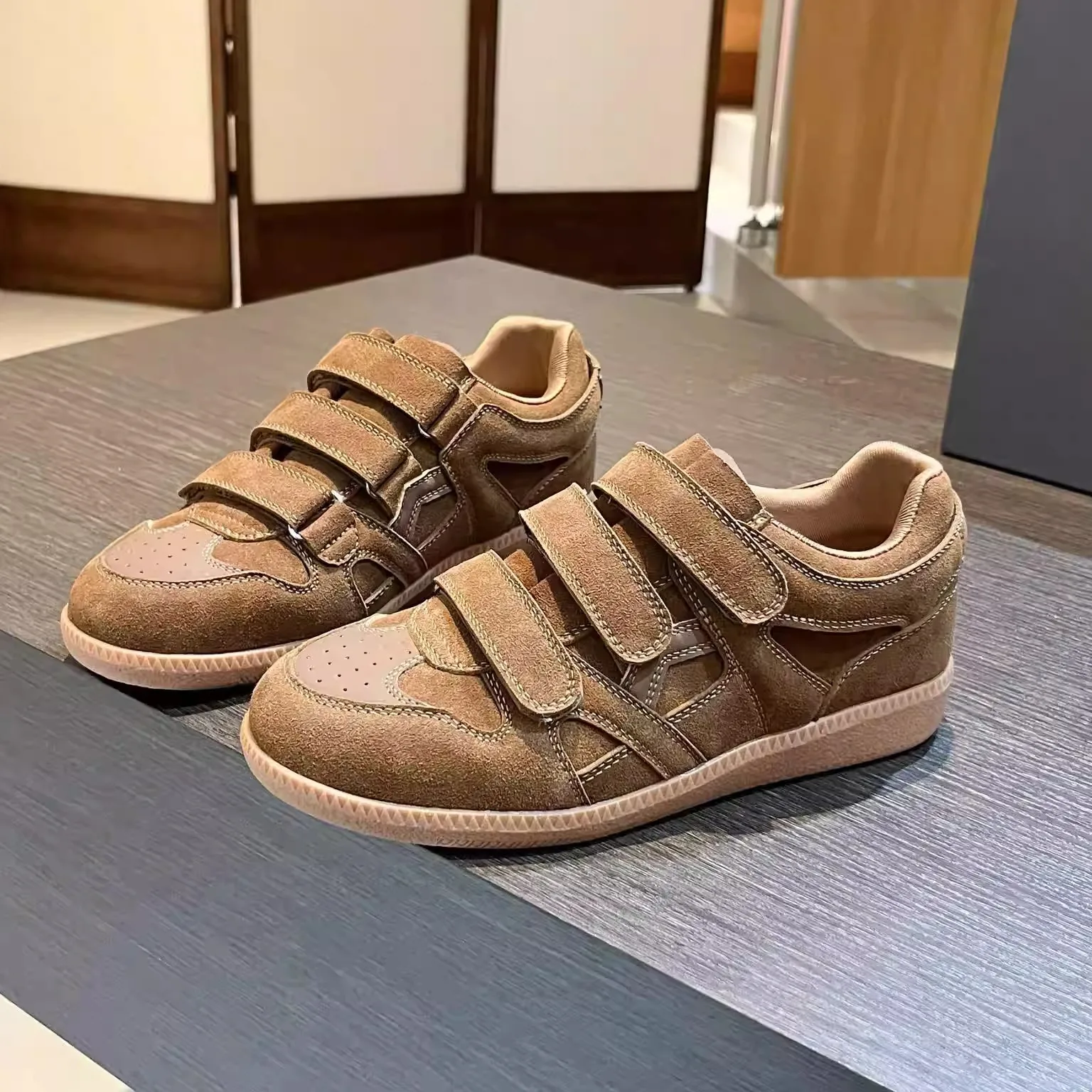 Women's Retro American Style Leather Skate Shoes with Three Layer Magic Tape Casual Fashionable Low Top Flat Bottom Rubber Sole
Women's Retro American Style Leather Skate Shoes with Three Layer Magic Tape Casual Fashionable Low Top Flat Bottom Rubber Sole