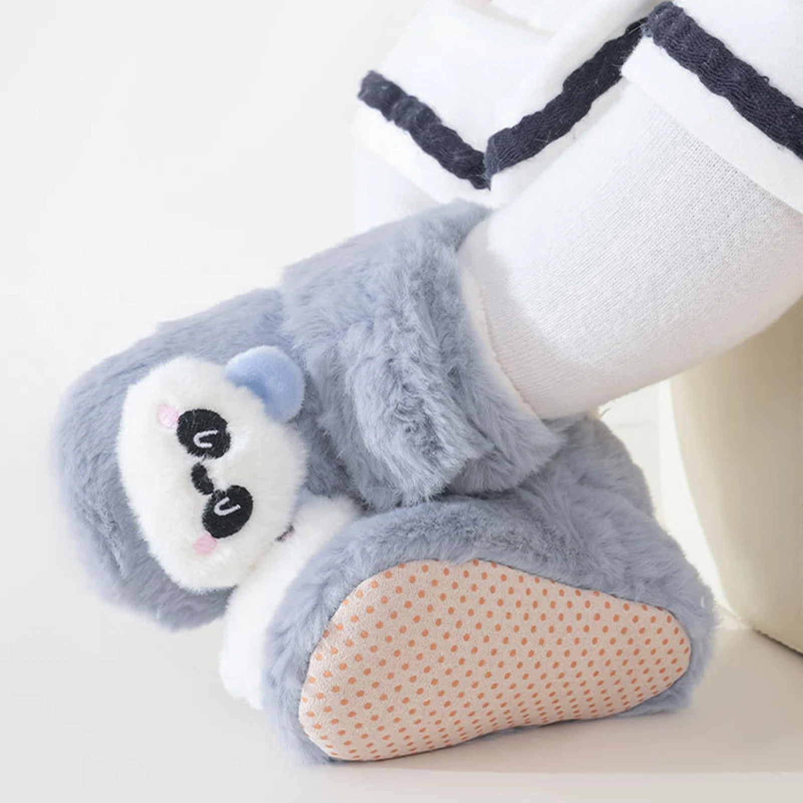 Туфли на плоской подошве для маленьких девочек и мальчиков, нескользящая зимняя обувь для малышей с меховой мультяшной пандой на мягкой подошве
Туфли на плоской подошве для маленьких девочек и мальчиков, нескользящая зимняя обувь для малышей с меховой мультяшной пандой на мягкой подошве