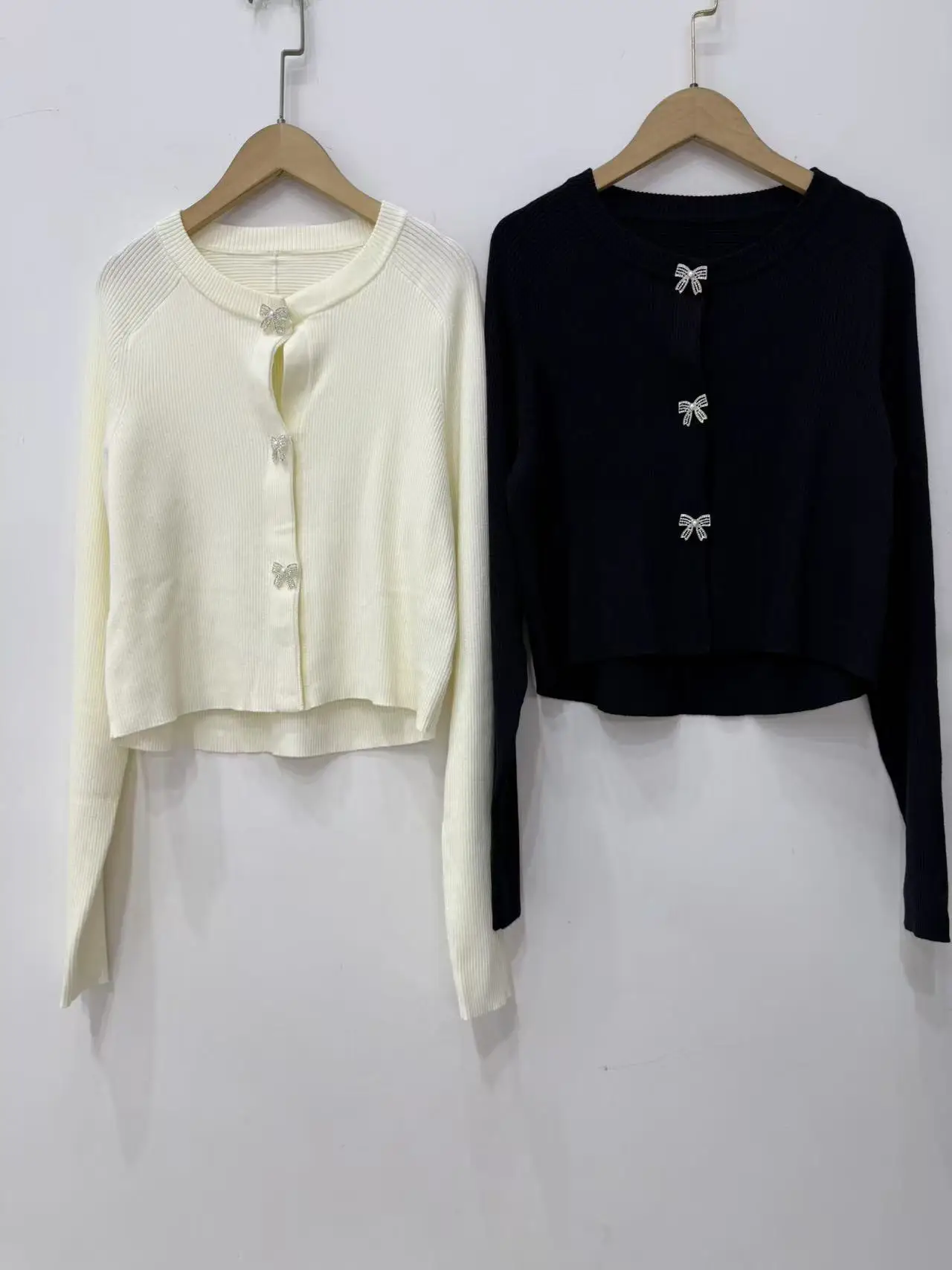 Solid Color Knitted Sweater Women Short Cardigan Spring Autumn Fashion O-Neck Long Sleeve Bow Button Knit Tops
Solid Color Knitted Sweater Women Short Cardigan Spring Autumn Fashion O-Neck Long Sleeve Bow Button Knit Tops