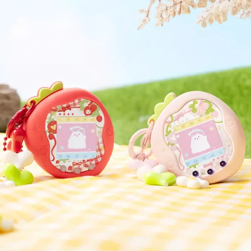 Новый электронный питомец Tamagotchi Uni с силиконовым защитным чехлом в красно-зеленом яблоке с клубничным дизайном, новая игрушка на складе 
Новый электронный питомец Tamagotchi Uni с силиконовым защитным чехлом в красно-зеленом яблоке с клубничным дизайном, новая игрушка на складе