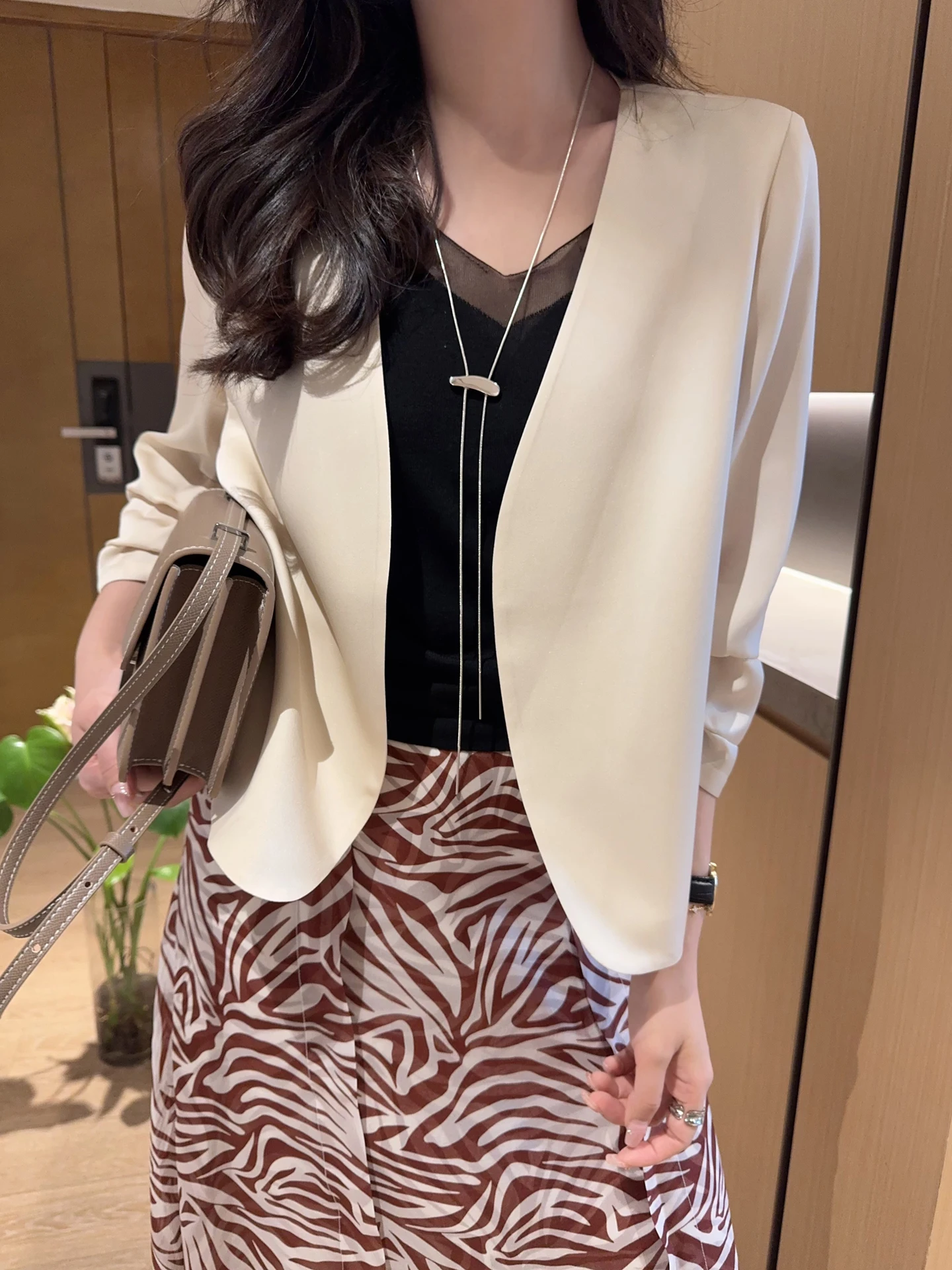 Casual Silk Suit Short Jacket Women's Summer Commute Recommended No Collar Pleated Seven Sleeve True Silk Leisure Outerwear
Casual Silk Suit Short Jacket Women's Summer Commute Recommended No Collar Pleated Seven Sleeve True Silk Leisure Outerwear