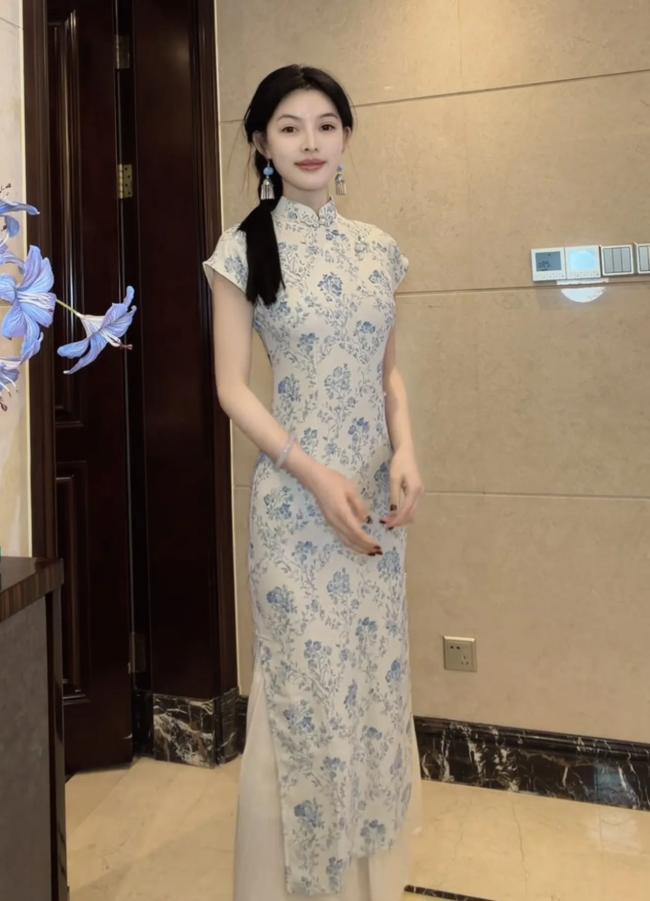 Blue Floral Print Qipao by Ball Ball Lady 125cm 2026 Spring Summer New Style Back Zipper Sleeveless Long Dress for Women
Blue Floral Print Qipao by Ball Ball Lady 125cm 2026 Spring Summer New Style Back Zipper Sleeveless Long Dress for Women