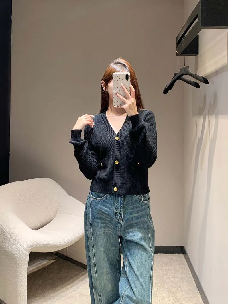 Small and trendy women's knitted sweater with fashionable and elegant temperament, sweet and age reducing long sleeved sweater
Small and trendy women's knitted sweater with fashionable and elegant temperament, sweet and age reducing long sleeved sweater