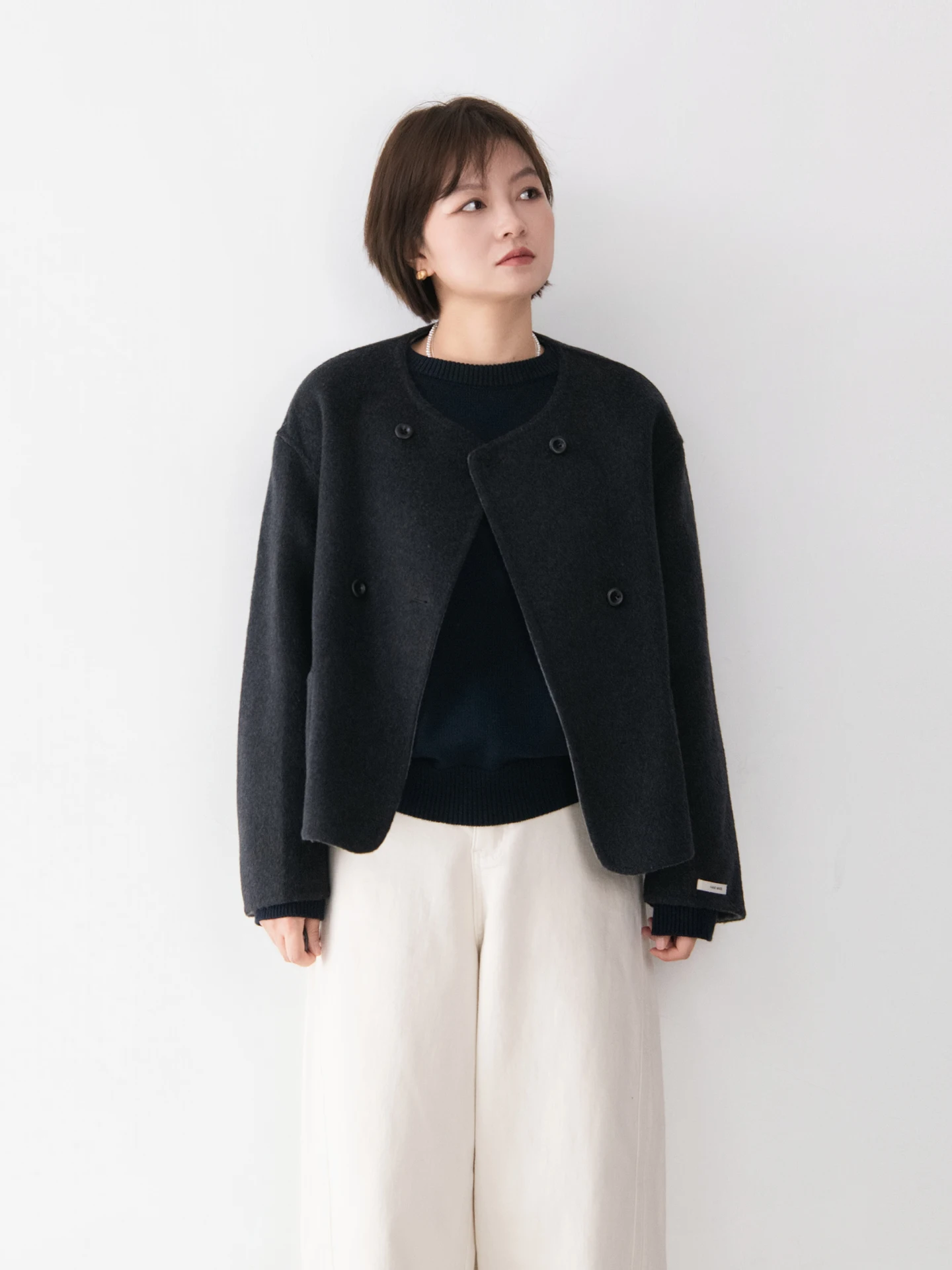 Шерстяное пальто ручной работы, теплое, с круглым вырезом, на двух пуговицах, однотонное, универсальное, женское, повседневное, прямого кроя, из смесовой шерсти
Шерстяное пальто ручной работы, теплое, с круглым вырезом, на двух пуговицах, однотонное, универсальное, женское, повседневное, прямого кроя, из смесовой шерсти