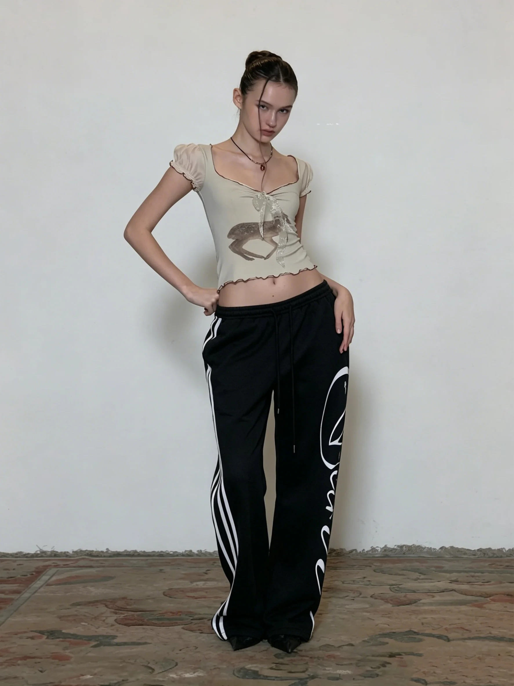 Vintage Black Side Stripe Sweatpants Women With Letter Graphic Print Loose Fit Casual Trousers For Women
Vintage Black Side Stripe Sweatpants Women With Letter Graphic Print Loose Fit Casual Trousers For Women