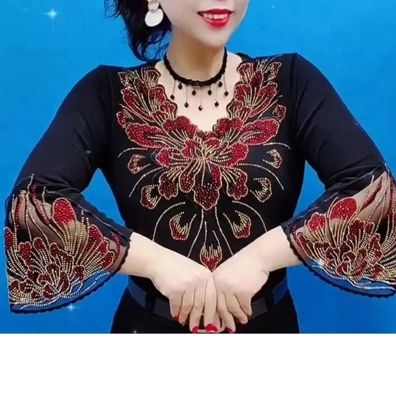 Элегантная женская кружевная футболка с расклешенными рукавами и бриллиантами, весна-лето, большой размер, новые модные тонкие универсальные винтажные топы с v-образным вырезом и графикой
Элегантная женская кружевная футболка с расклешенными рукавами и бриллиантами, весна-лето, большой размер, новые модные тонкие универсальные винтажные топы с v-образным вырезом и графикой