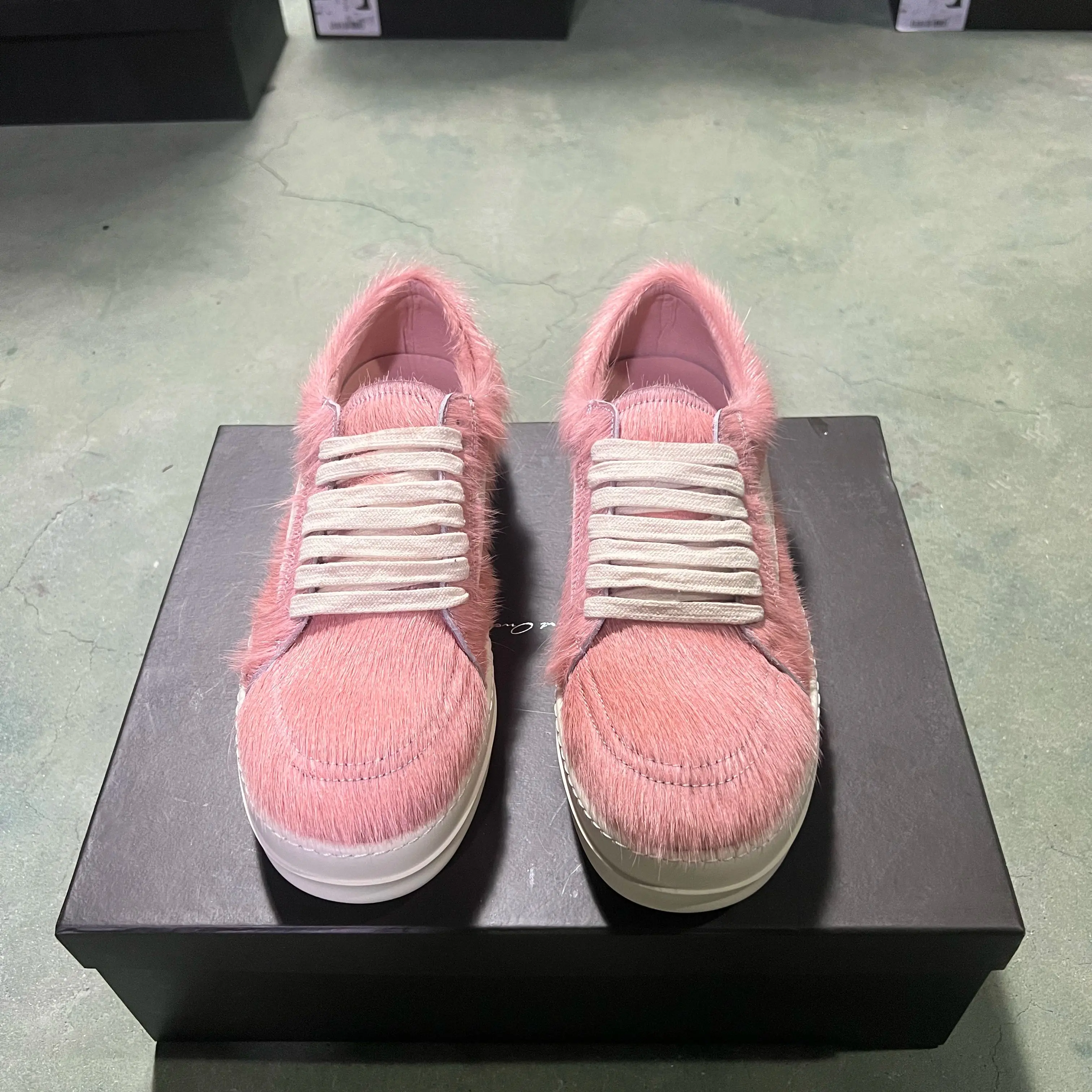 Casual Shoes Men Low Top Quality Leather Pink Horse Fur Ro Retro Lace Up Thick Sole Luxury Designer Trainers Women Flat Sneakers
Casual Shoes Men Low Top Quality Leather Pink Horse Fur Ro Retro Lace Up Thick Sole Luxury Designer Trainers Women Flat Sneakers