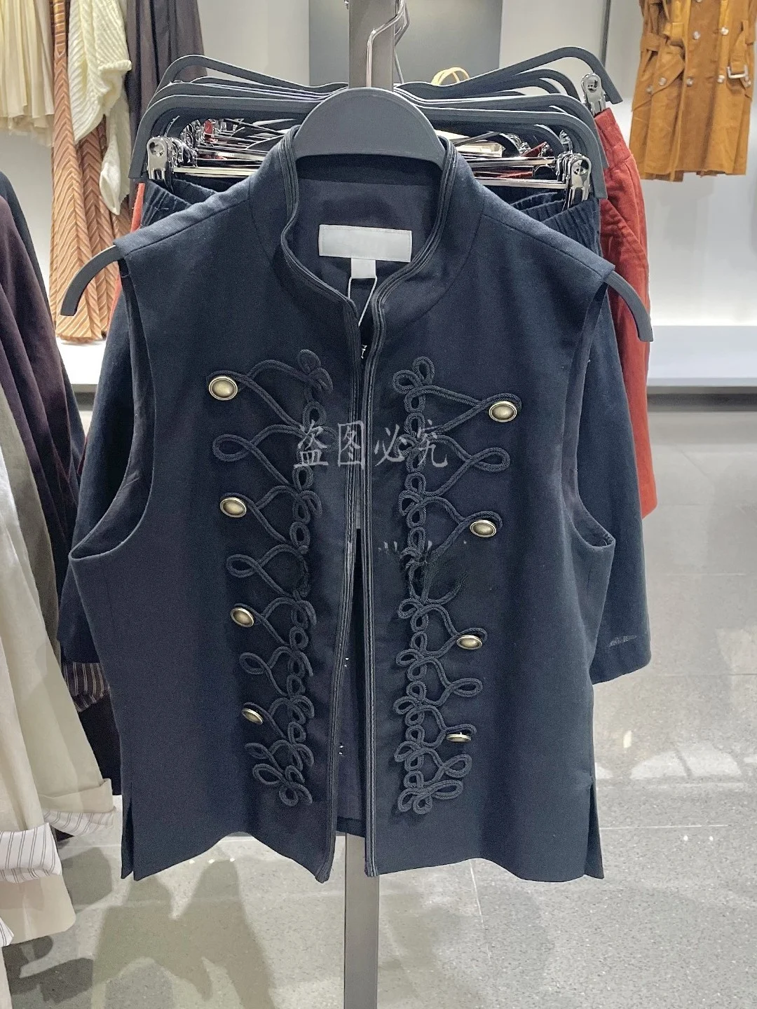 Fashionable Sleeveless Stand Collar Knot Decorated Slim Fit Vest New Summer 2026 Women's Clothing Outerwear Short Length Zipper
Fashionable Sleeveless Stand Collar Knot Decorated Slim Fit Vest New Summer 2026 Women's Clothing Outerwear Short Length Zipper