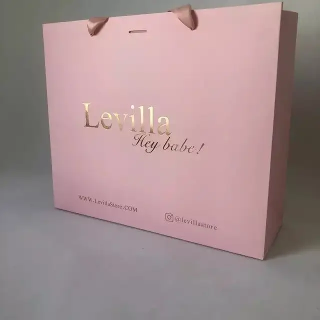 Custom Luxury Shopping Bags with Golden Silver foil Logo bag design color 100% Recycled Gift Bag with Ribbon and Business Card
Custom Luxury Shopping Bags with Golden Silver foil Logo bag design color 100% Recycled Gift Bag with Ribbon and Business Card