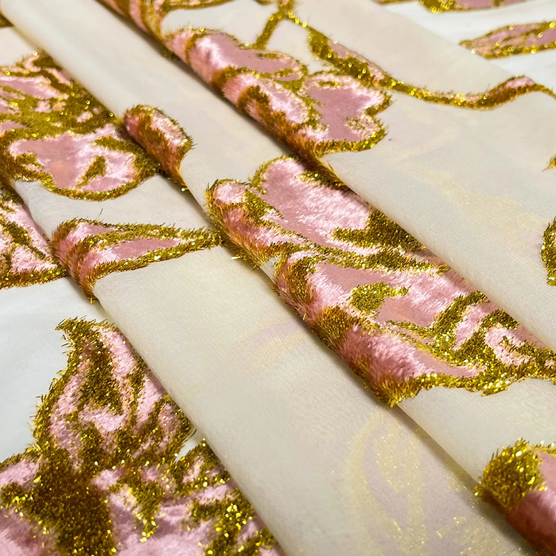 Высококачественное платье Cheongsam из тканой бархатной парчовой жаккардовой липкой ткани с узором
Высококачественное платье Cheongsam из тканой бархатной парчовой жаккардовой липкой ткани с узором