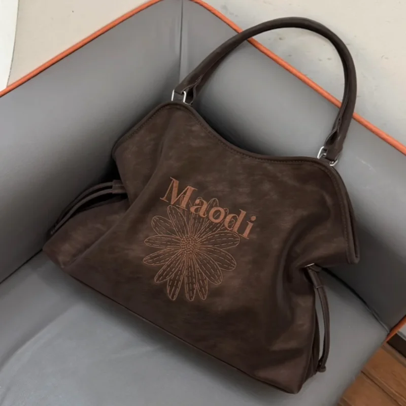 Корейская замшевая сумка на плечо с вышивкой ромашки, стильная сумка-тоут с буквенным принтом, женская повседневная сумка на шнурке, большая вместительная дорожная сумка
Корейская замшевая сумка на плечо с вышивкой ромашки, стильная сумка-тоут с буквенным принтом, женская повседневная сумка на шнурке, большая вместительная дорожная сумка