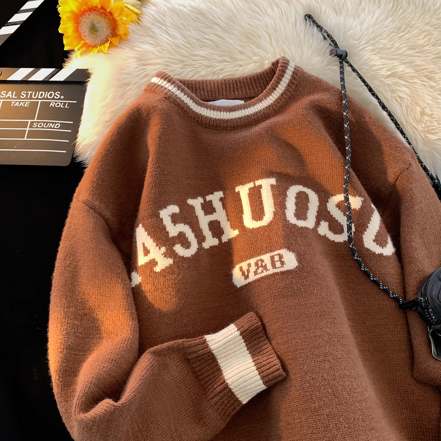 Retro American Knitwear Men's Autumn Winter Loose round Ne Letter Towel Embroidery Top Boys Knitted Sweater Casual Wear
Retro American Knitwear Men's Autumn Winter Loose round Ne Letter Towel Embroidery Top Boys Knitted Sweater Casual Wear