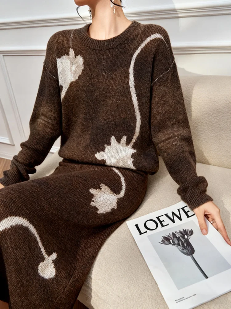 Комплект из вязаного свитера и юбки Cé Noir Camere: круглый вырез, высокая талия, цветочный принт, зимний повседневный свободный крой, комплект из двух предметов
Комплект из вязаного свитера и юбки Cé Noir Camere: круглый вырез, высокая талия, цветочный принт, зимний повседневный свободный крой, комплект из двух предметов