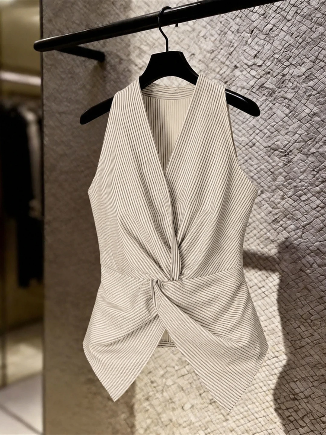 Slimming V-Neck Knotless Sleeveless Vest Retro Design Summer Base Shirt Women's Fashionable Commute Style Regular Fit Striped...
Slimming V-Neck Knotless Sleeveless Vest Retro Design Summer Base Shirt Women's Fashionable Commute Style Regular Fit Striped...