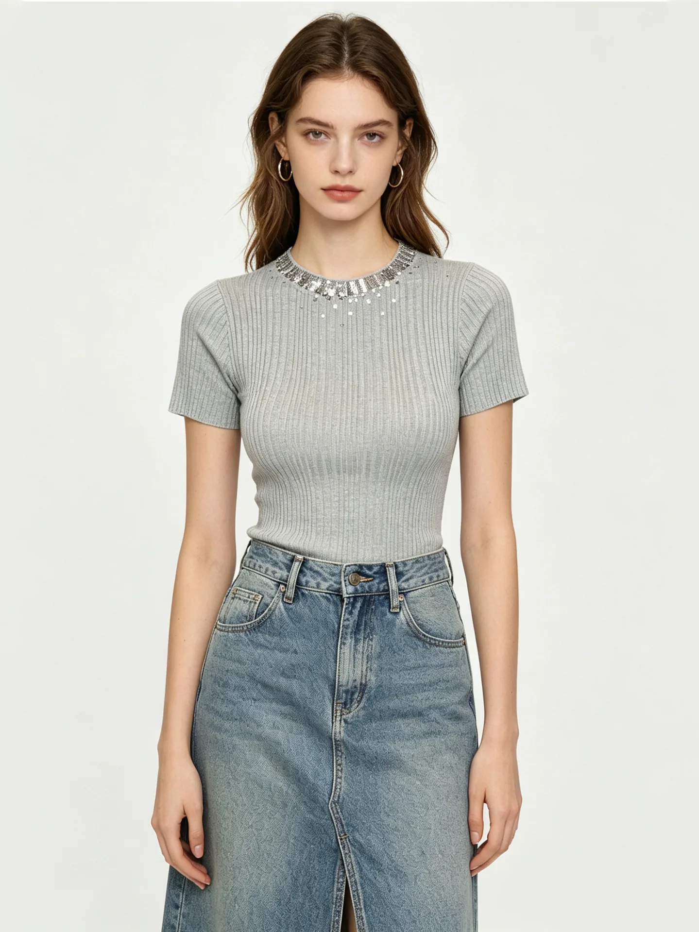 Elegant Silver Shiny Thread Beaded Slim Fit Elastic Short Sleeve Knitted Top High End Version European Style Women's Fashion
Elegant Silver Shiny Thread Beaded Slim Fit Elastic Short Sleeve Knitted Top High End Version European Style Women's Fashion