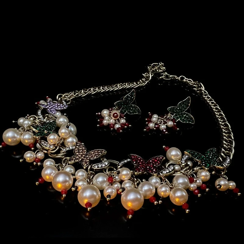 Роскошный комплект украшений с жемчугом для женщин: колье и серьги с кристаллами в форме бабочки, цветные стразы, элегантные украшения для вечеринок и свадеб
Роскошный комплект украшений с жемчугом для женщин: колье и серьги с кристаллами в форме бабочки, цветные стразы, элегантные украшения для вечеринок и свадеб