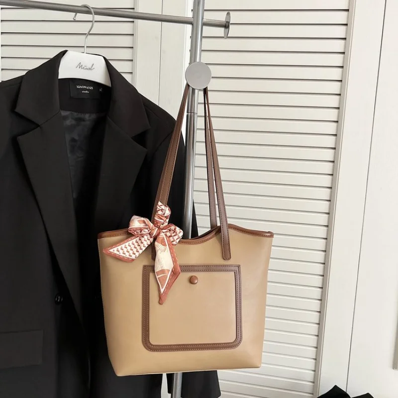 Fashionable Women's Handbag Crafted From Premium Leather Boasting Paris Inspired And Casual Daily Look
Fashionable Women's Handbag Crafted From Premium Leather Boasting Paris Inspired And Casual Daily Look 