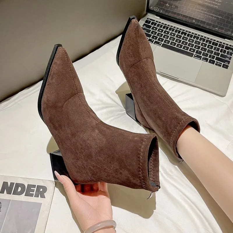 Hot Seller 2026 new Suede Leather Women's Ankle Boots Elegant Point Toe Brown Black Short Boot Autumn Winter Shoes Designer
Hot Seller 2026 new Suede Leather Women's Ankle Boots Elegant Point Toe Brown Black Short Boot Autumn Winter Shoes Designer