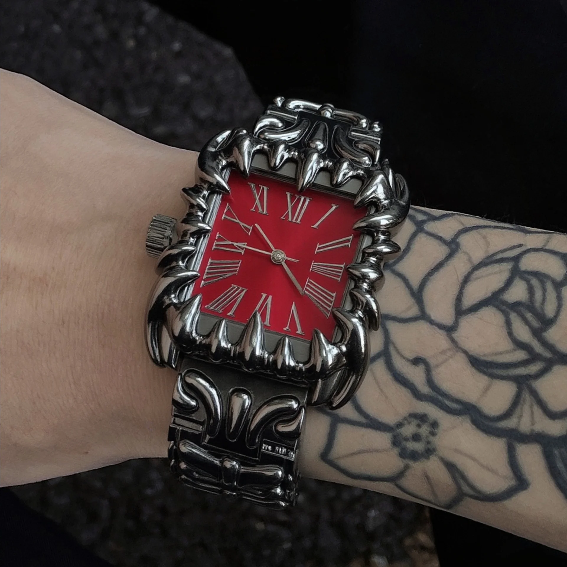 Square Y2k Black Red Demon Claw Design Quartz Watches Men Top Unique Alabaster Industries Creative Watch Male AAA Clocks Relogio
Square Y2k Black Red Demon Claw Design Quartz Watches Men Top Unique Alabaster Industries Creative Watch Male AAA Clocks Relogio