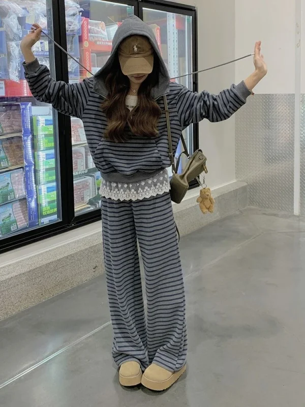 Outlets Korean Style Striped Sweatshirt Casual Set Women's Lace Patchwork Wide Leg Pants Two Piece Set Fashionable Autumn Wear
Outlets Korean Style Striped Sweatshirt Casual Set Women's Lace Patchwork Wide Leg Pants Two Piece Set Fashionable Autumn Wear