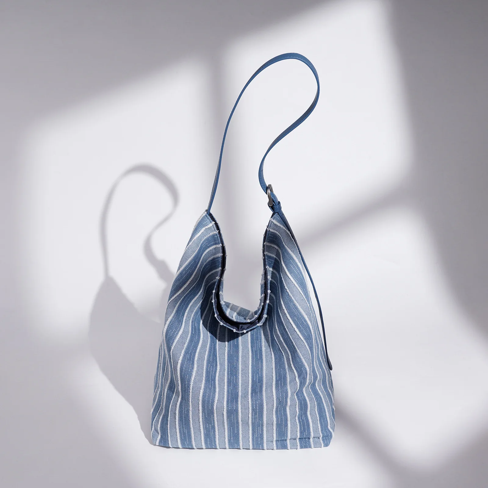 New Summer Versatile Simple Bucket Bag Niche Design Korean Version Denim Shoulder Bag Large-capacity Tote Bag For Commuting
New Summer Versatile Simple Bucket Bag Niche Design Korean Version Denim Shoulder Bag Large-capacity Tote Bag For Commuting