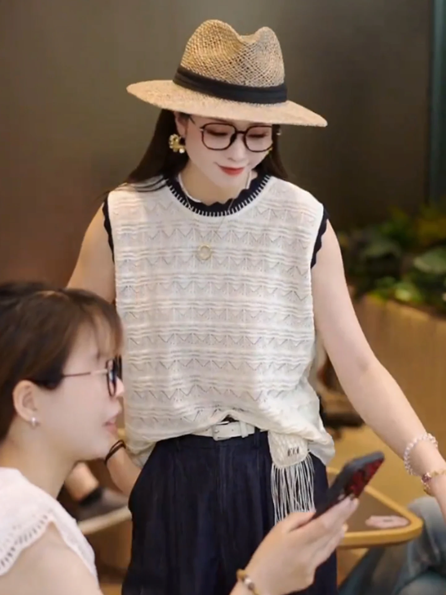 Color Blo Summer Casual Knitted Top Svel V-Ne Sweater Faionable Lazy Sle Slimming Vest for Young Women
Color Blo Summer Casual Knitted Top Svel V-Ne Sweater Faionable Lazy Sle Slimming Vest for Young Women