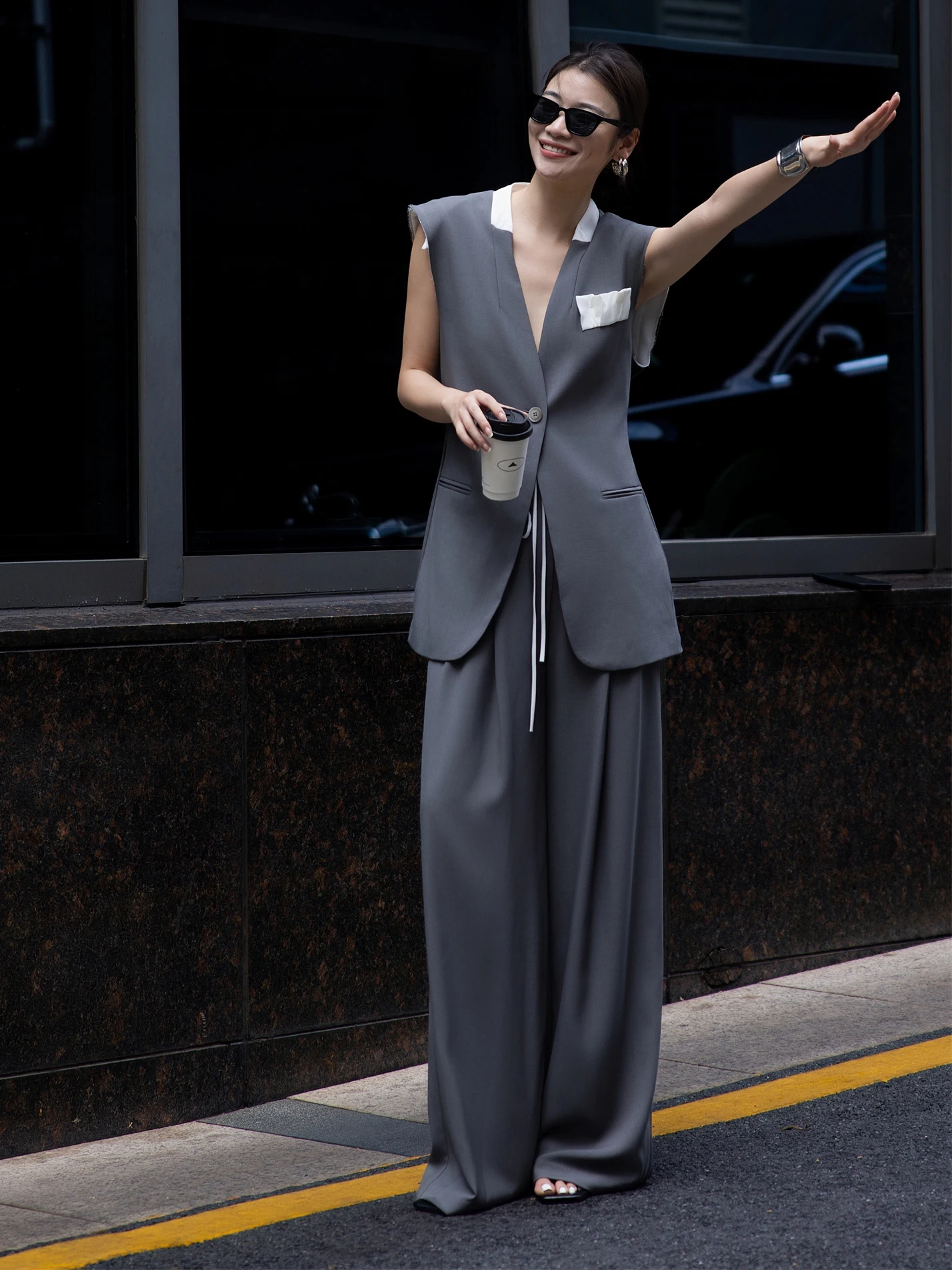High-End Busin Casual Two-Piece Suit by Zeroyk Summer 2026 ey Contrast Color Svel V-Ne Tank Top And Long Pants
High-End Busin Casual Two-Piece Suit by Zeroyk Summer 2026 ey Contrast Color Svel V-Ne Tank Top And Long Pants